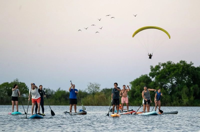 Parapente y tablas de remo en el lago de Salto Grande, Uruguay