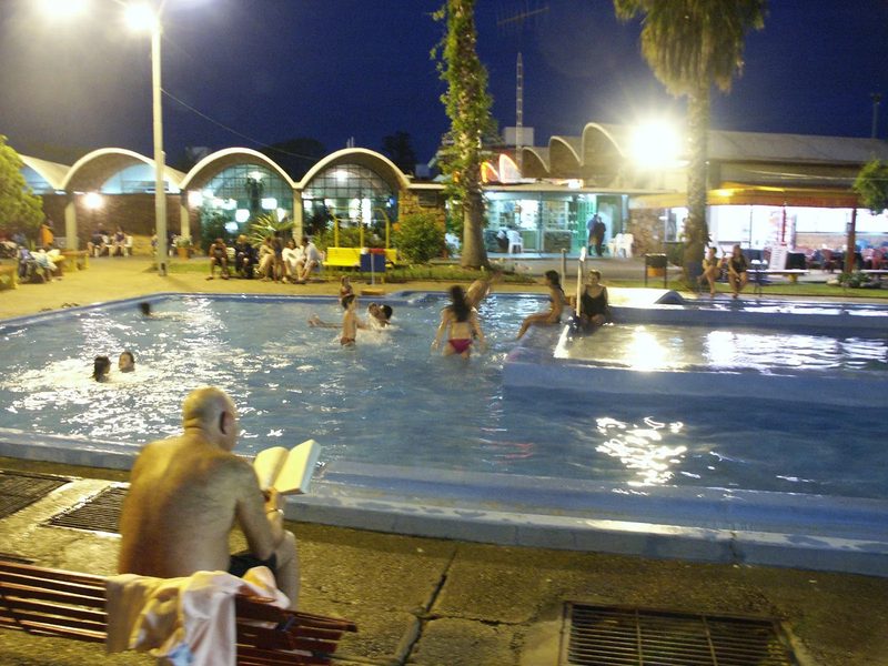 Piscina de las Termas del Daymán de noche, Salto, Uruguay