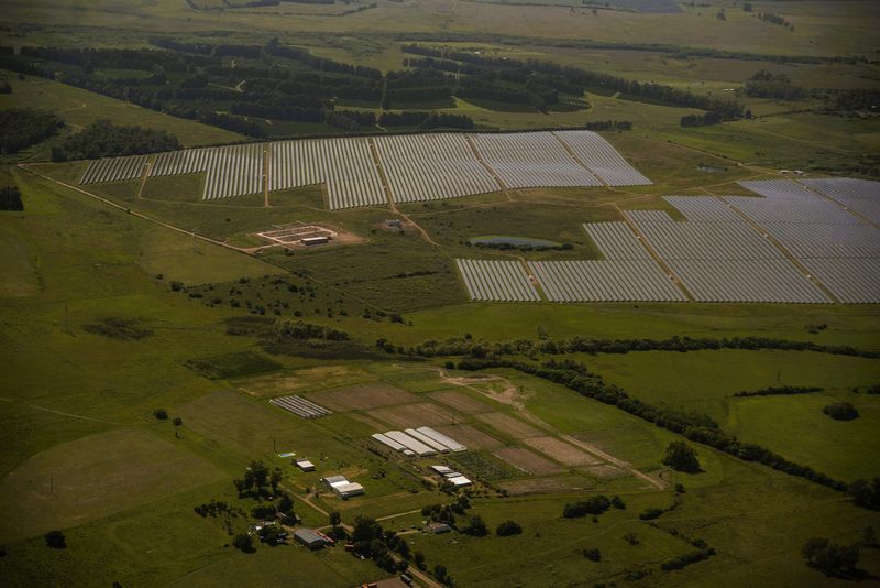 Parque solar La Jacinta, cerca de Termas del Daymán, visto desde el aire