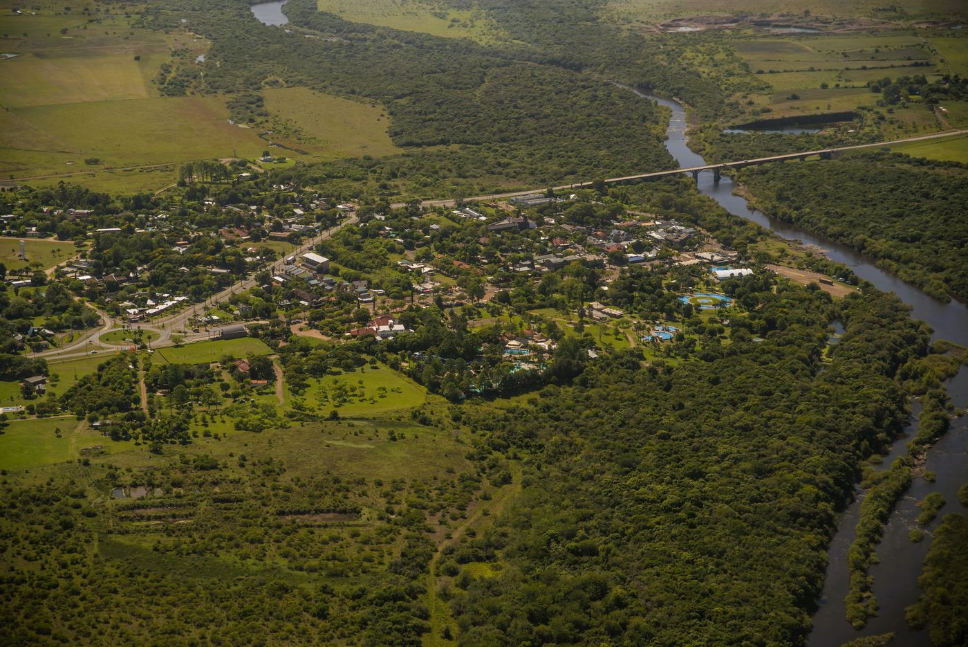 Vista aérea de Termas del Daymán, el río Daymán y el puente de la ruta 3, en Salto, Uruguay