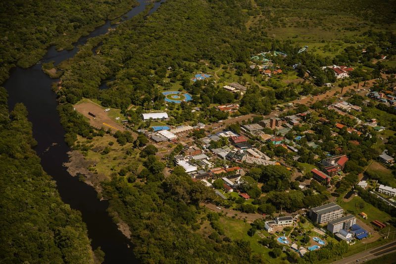Termas del Daymán y el río Daymán vistos desde el aire